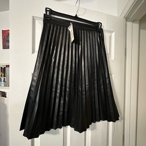 Black pleated pleated midi skirt
